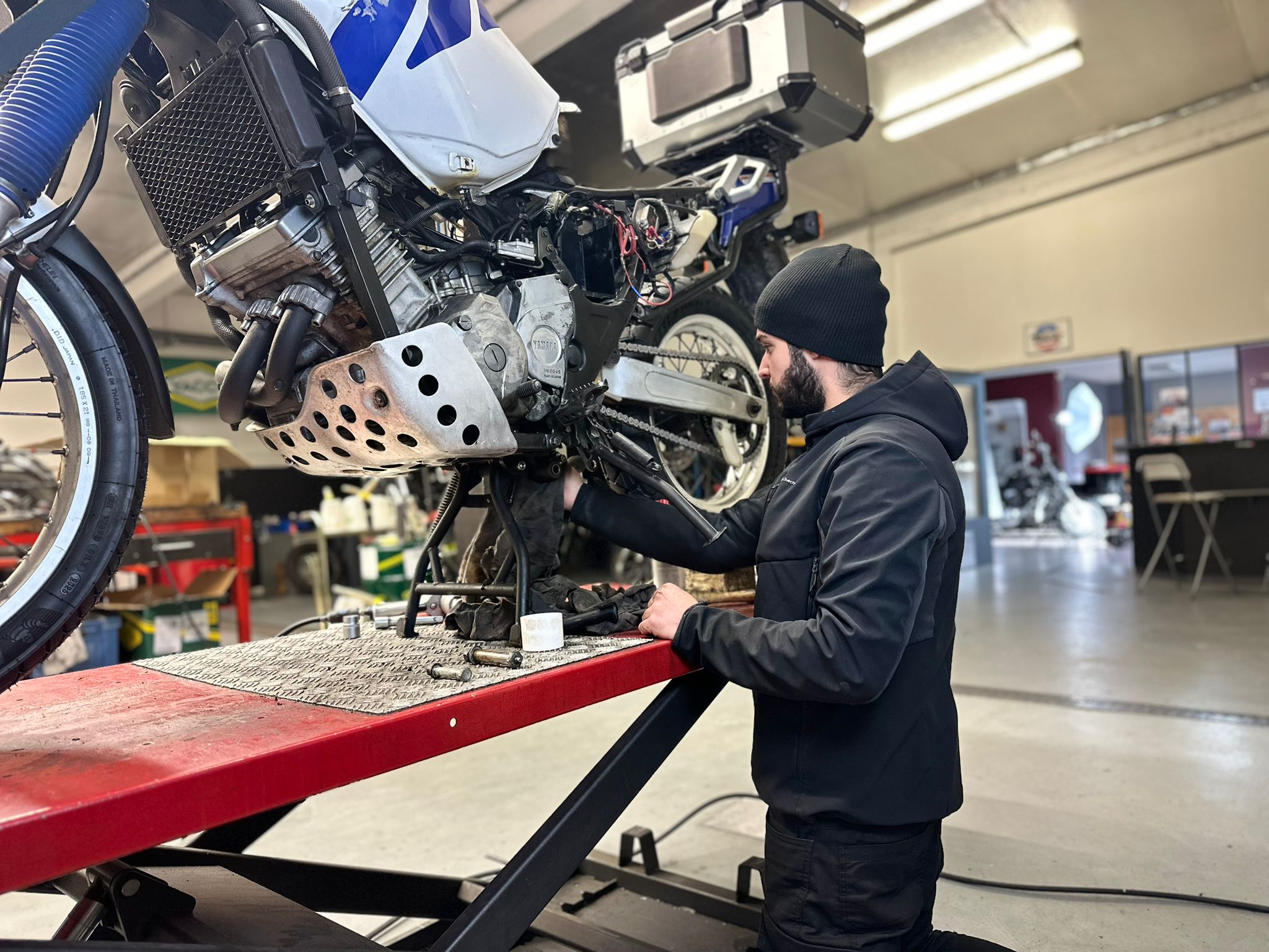 Moto prête à reprendre la route devant Apro Racer